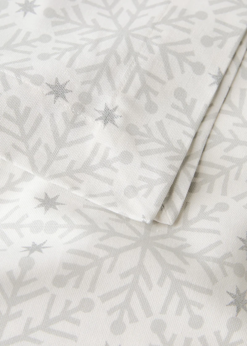 Tablecloth with Christmas snowflake printed motif for 8 to 10 diners