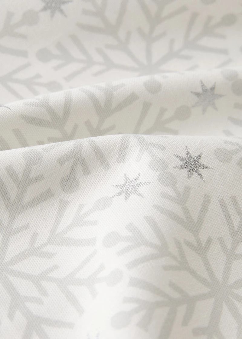 Tablecloth with Christmas snowflake printed motif for 8 to 10 diners
