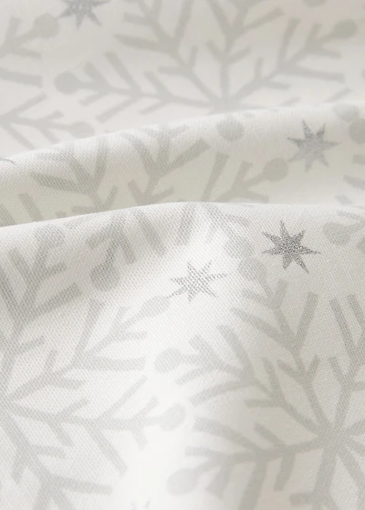 Tablecloth with Christmas snowflake printed motif for 8 to 10 diners