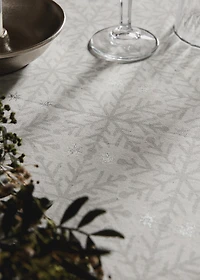 Tablecloth with Christmas snowflake printed motif for 8 to 10 diners