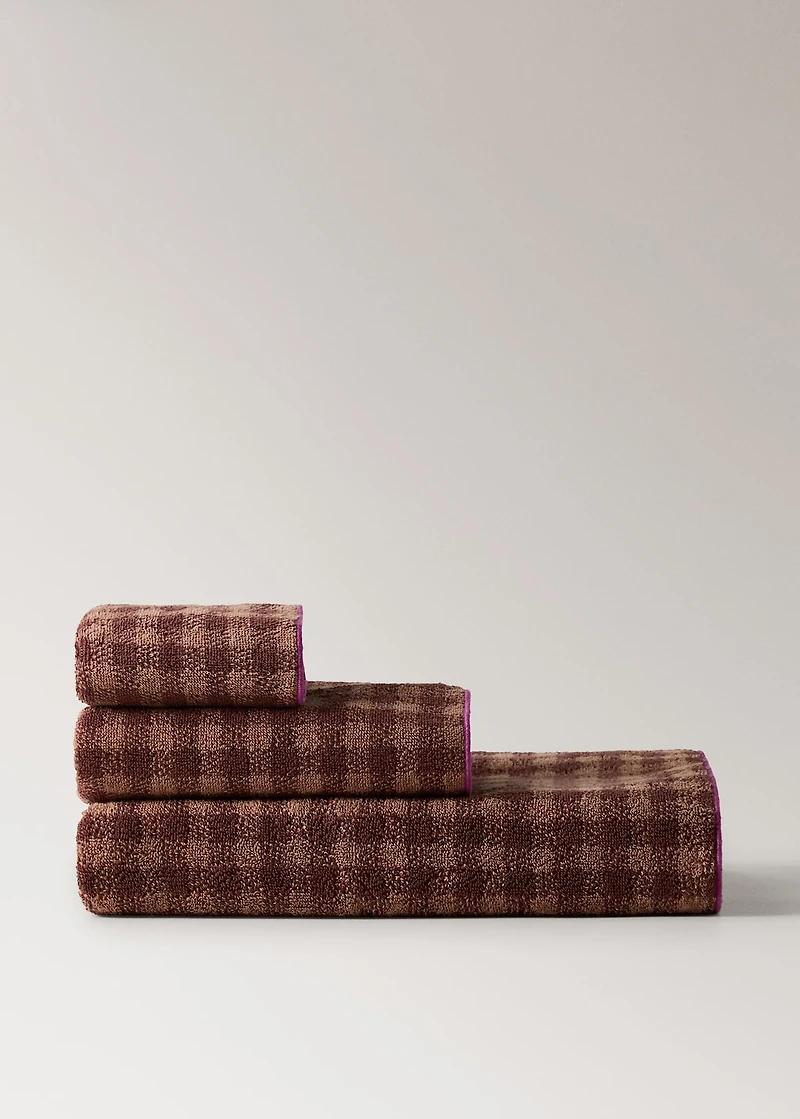 Cotton check-print guest towel with overlock stitching