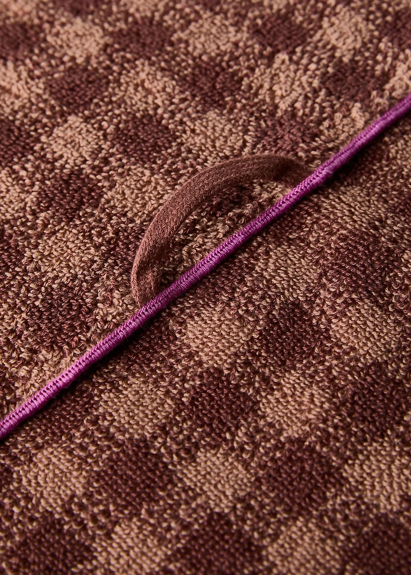 Cotton check-print washbasin towel with overlock stitching