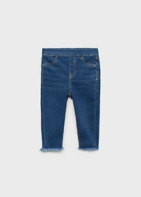 Skinny jeans with frayed hem