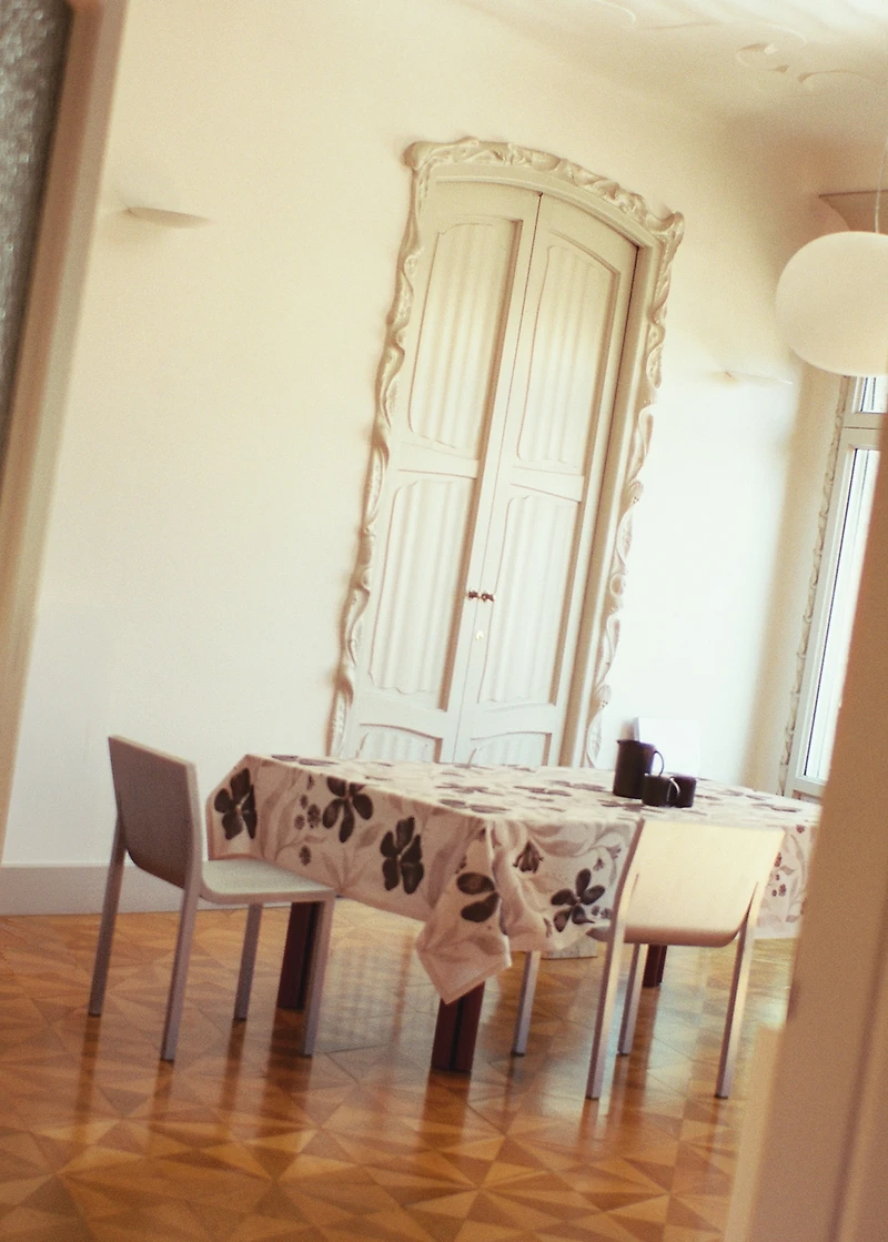 Linen floral-print tablecloth for 8 to 10 diners