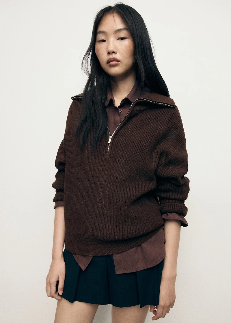 Sweater with contrasting zipper collar