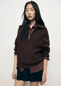 Sweater with contrasting zipper collar