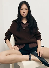 Sweater with contrasting zipper collar