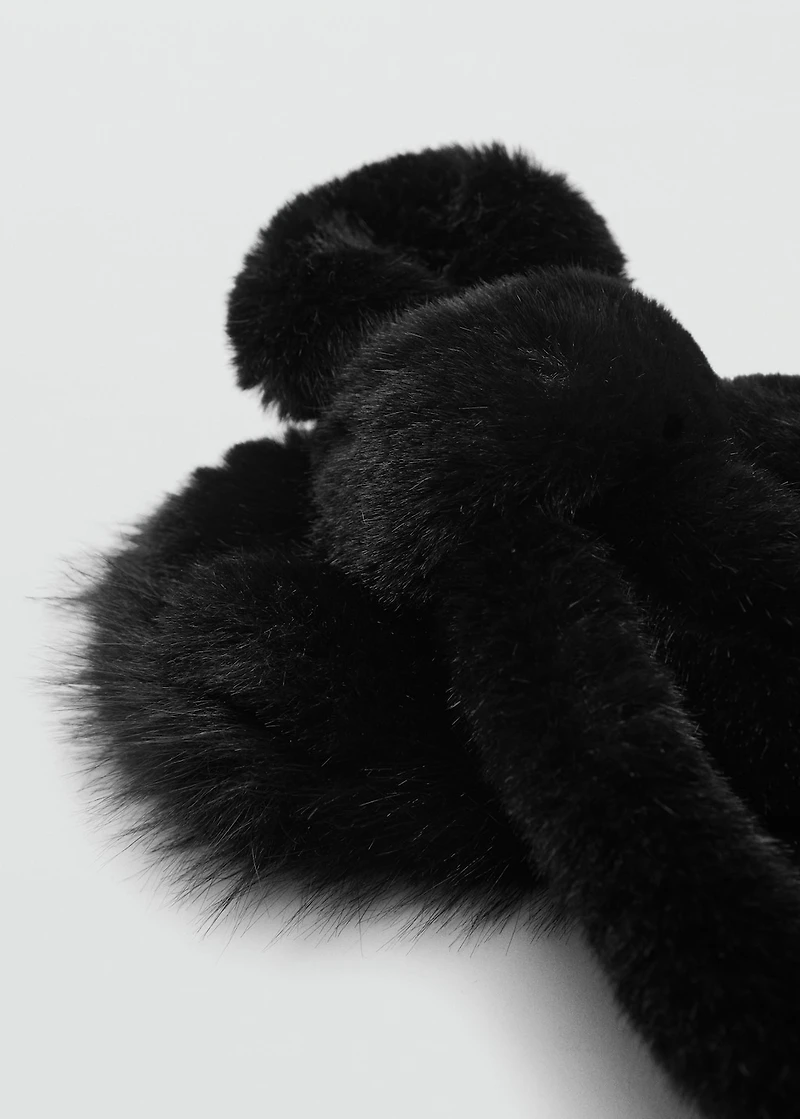 Fur-effect scarf