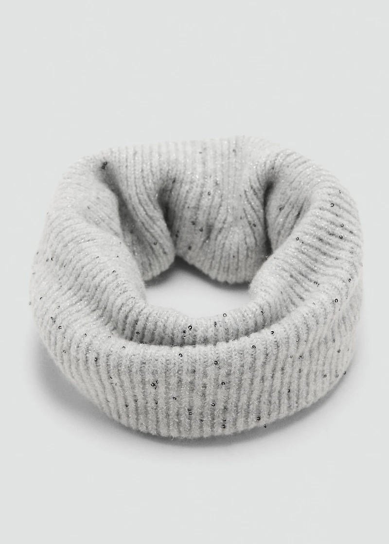 Knitted scarf with sequins
