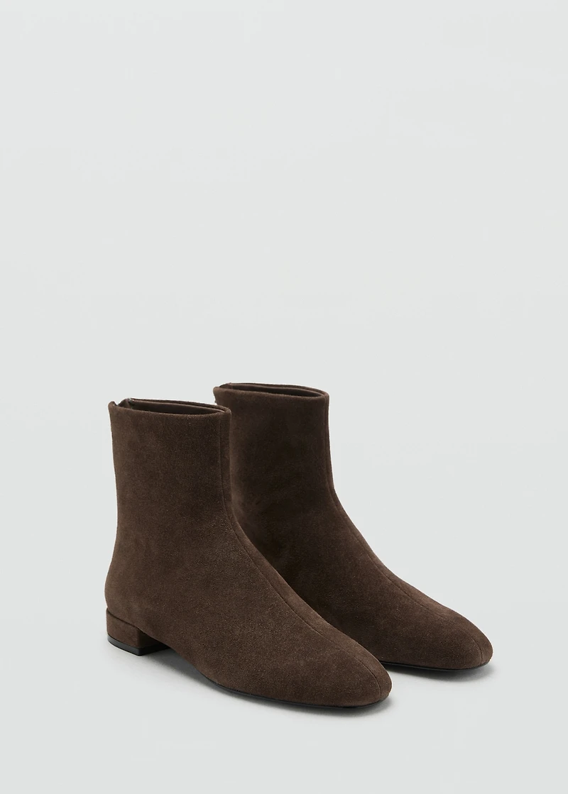 Suede ankle boots with round toe