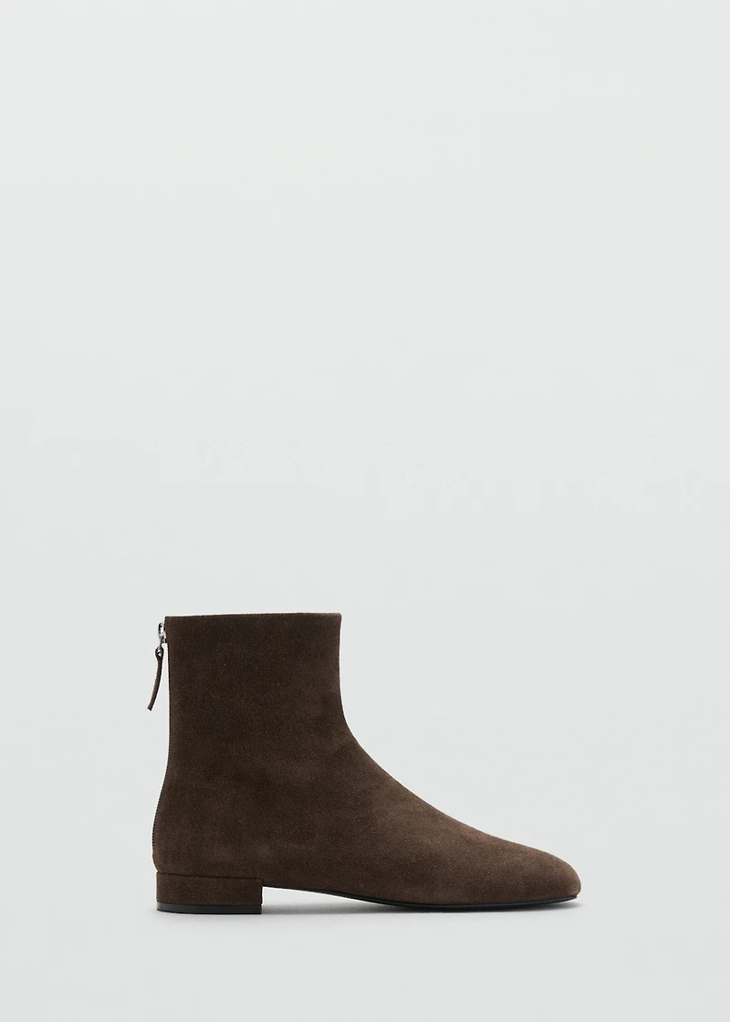 Suede ankle boots with round toe
