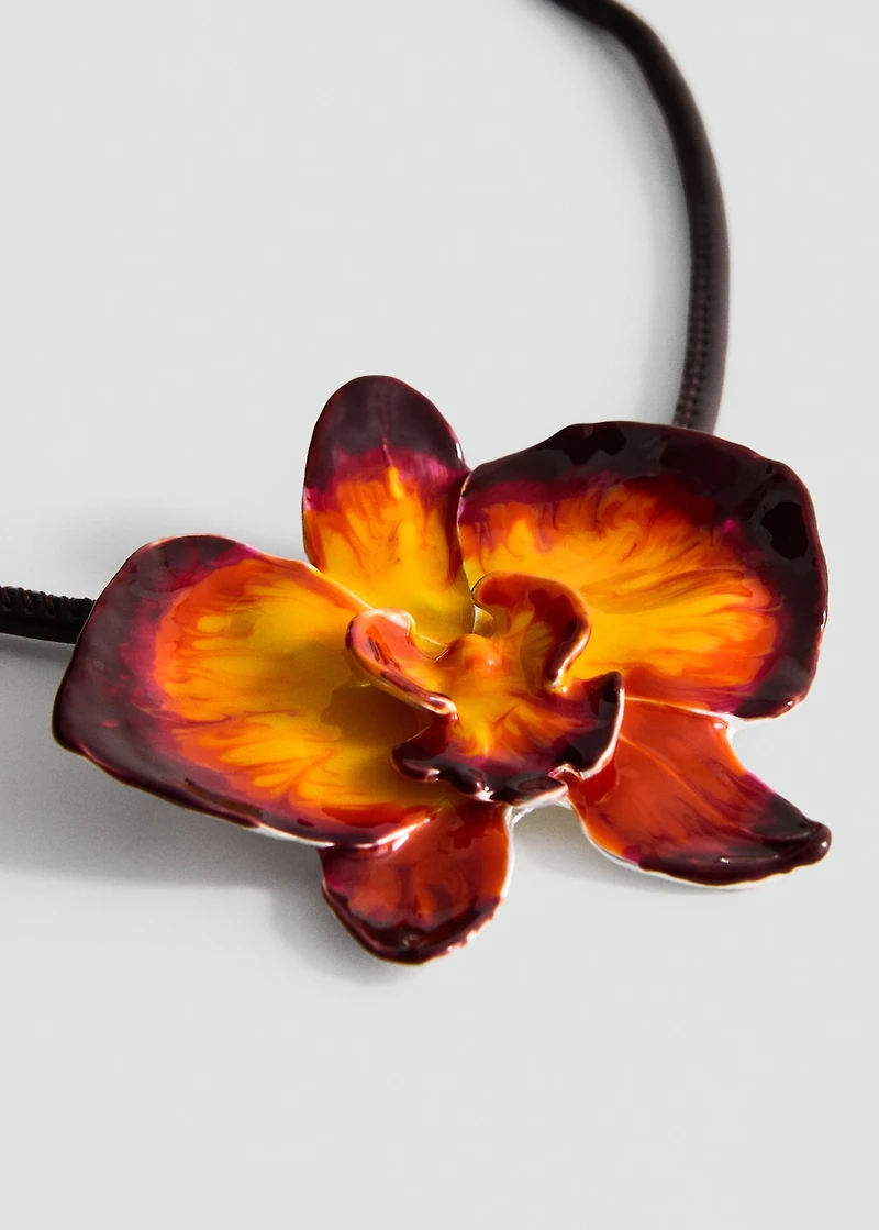 Maxi-flower stiff collar