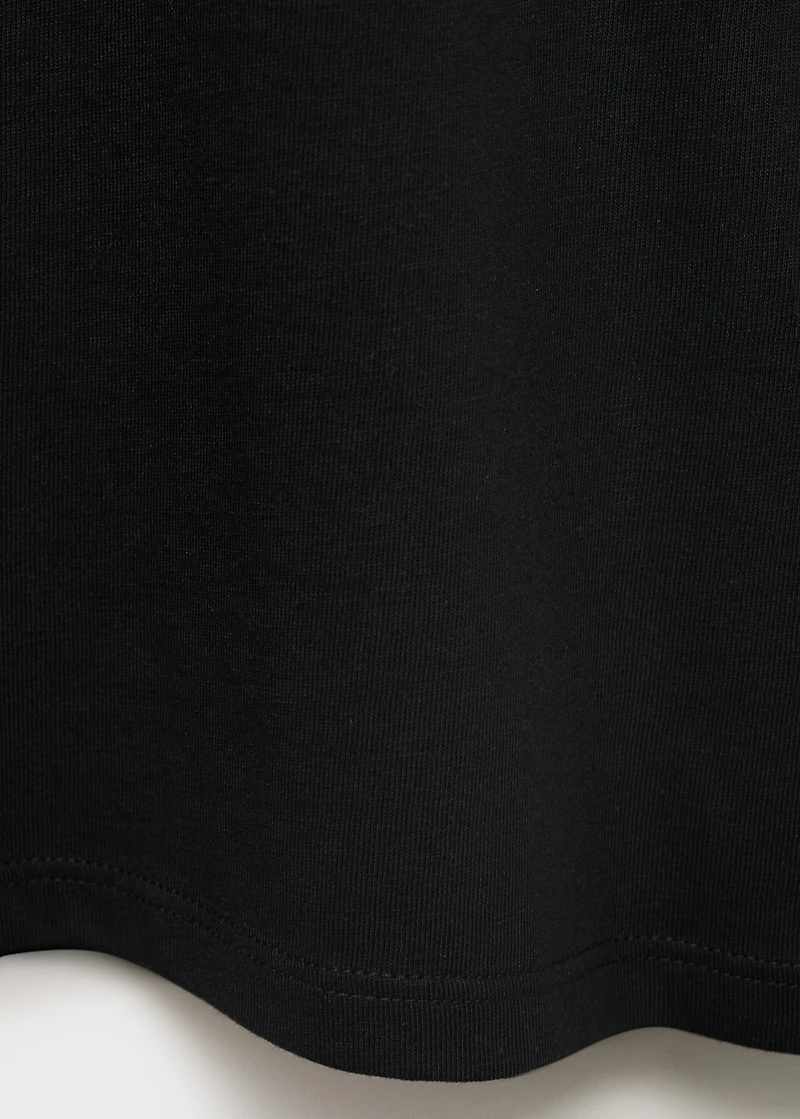 Short-sleeved t-shirt with shoulder pads