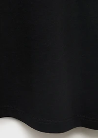 Short-sleeved t-shirt with shoulder pads