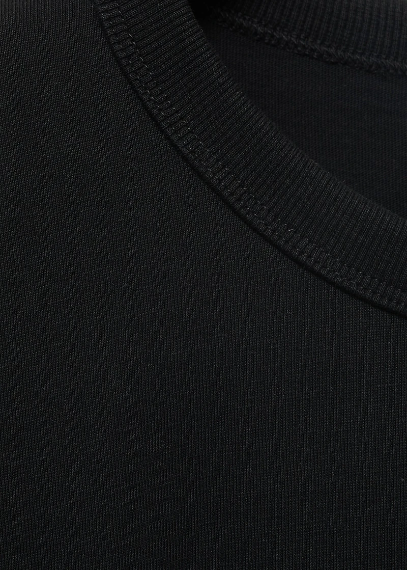 Short-sleeved t-shirt with shoulder pads