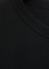 Short-sleeved t-shirt with shoulder pads