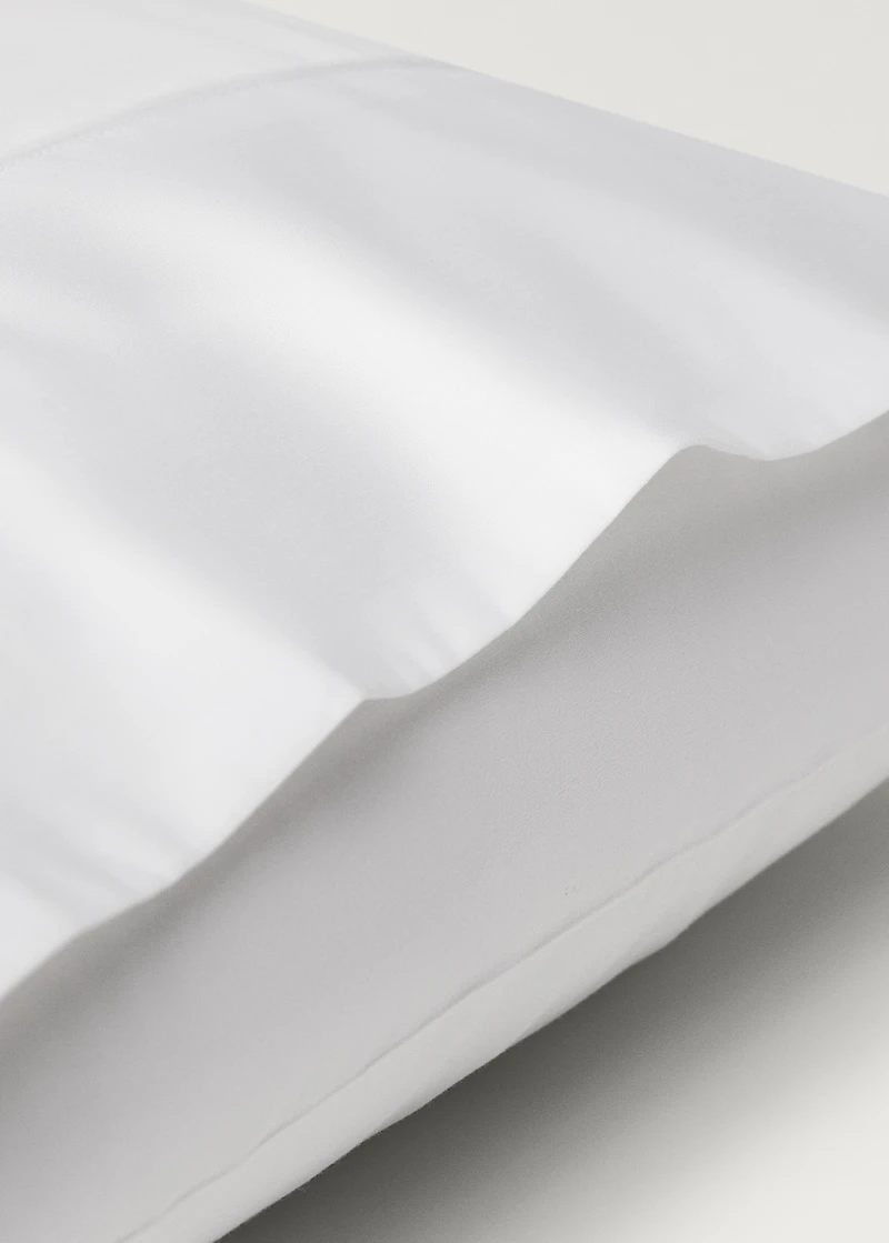 Two 500-thread count cotton percale pillowcases with rounded piping detail 50x75 cm