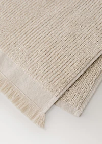 Textured bath towel with fringes