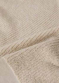 Textured bath towel with fringes