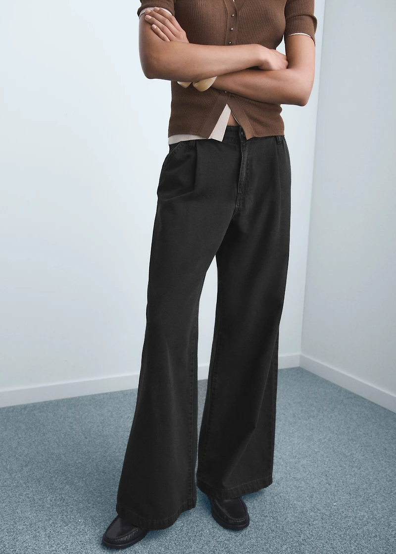 Wide-leg pleated jeans