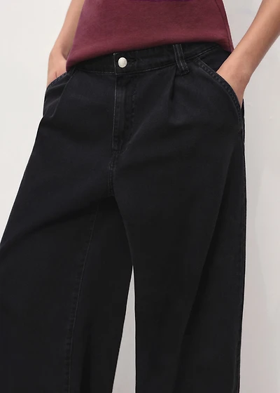 Wide-leg pleated jeans