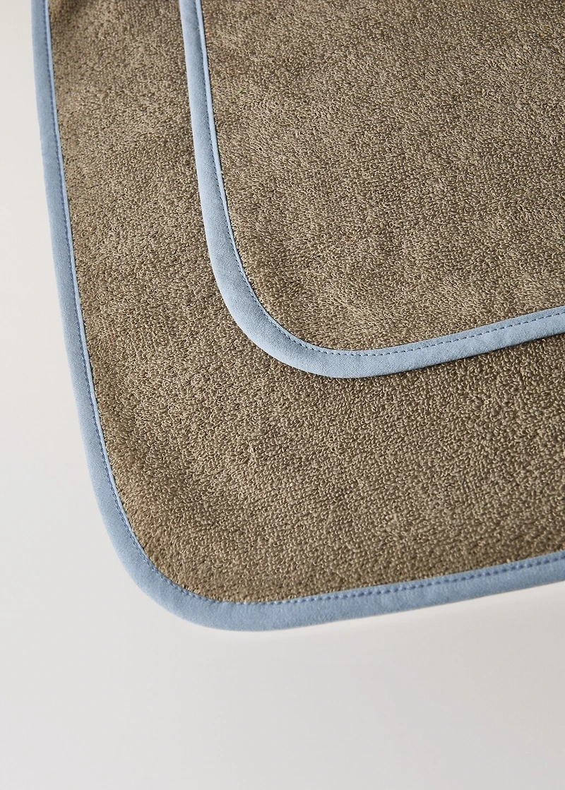 Children's bath towel with contrasting trim