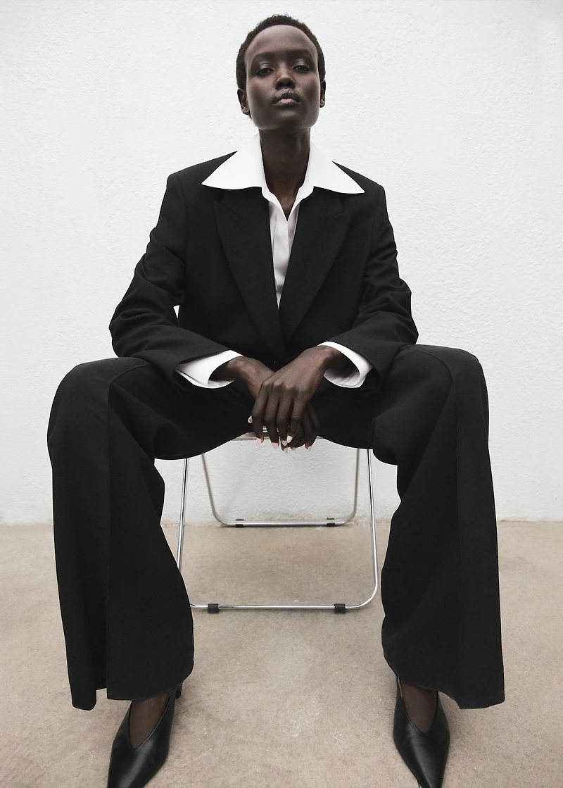 Suit blazer with flap pockets