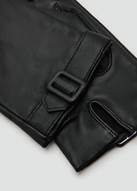 Leather gloves with buckle