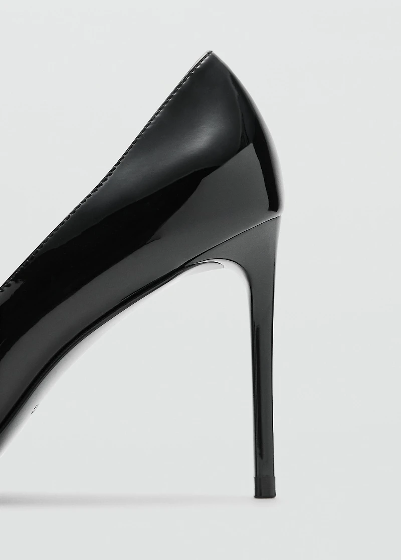 Patent leather heel shoes