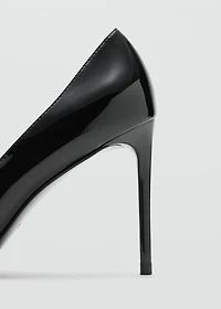 Patent leather heel shoes