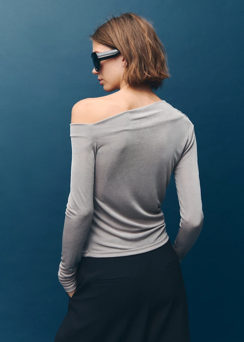 Asymmetrical long-sleeved t-shirt