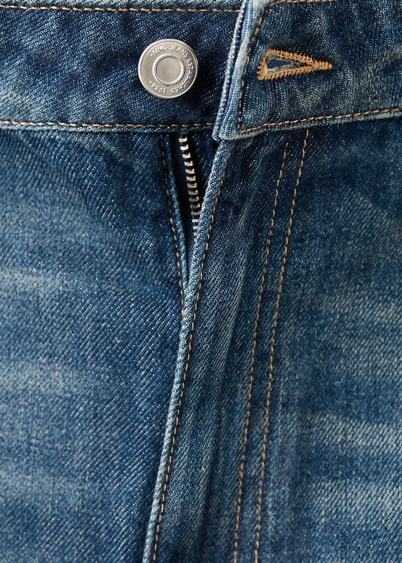 Straight-leg jeans with seam stitching