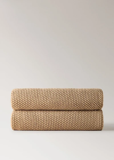 Knitted blanket with design