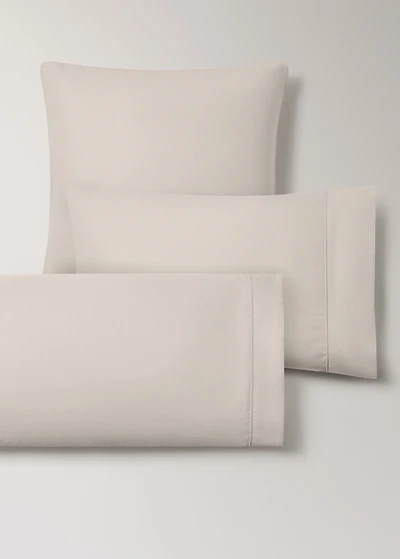 Two 500-thread count cotton percale pillowcases with rounded piping detail 60x60 cm