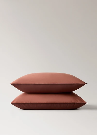 Two 200-thread count percale cotton pillowcases with contrasting overlock 60x60 cm