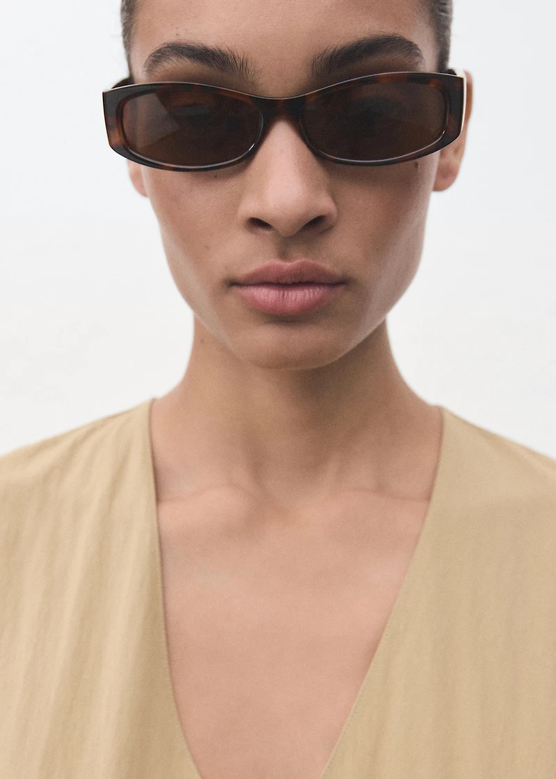 V-neck dress with stitching