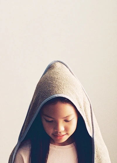 Children's bath cape with contrasting trim