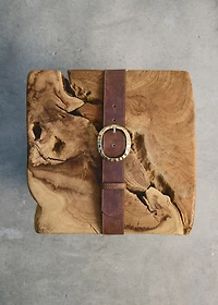 Textured belt with round buckle