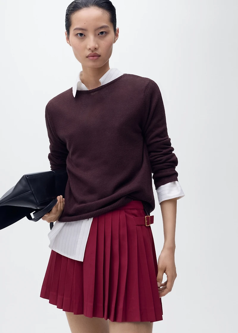 Pleated skirt with buckles