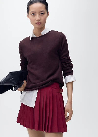 Pleated skirt with buckles