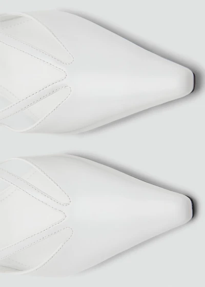 Kitten-heel pointed shoes