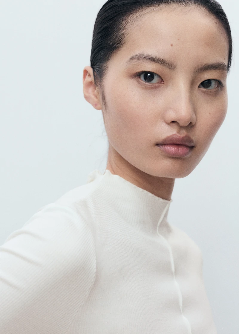 Ribbed t-shirt with scalloped trim