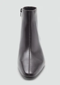 Leather boots with kitten heels