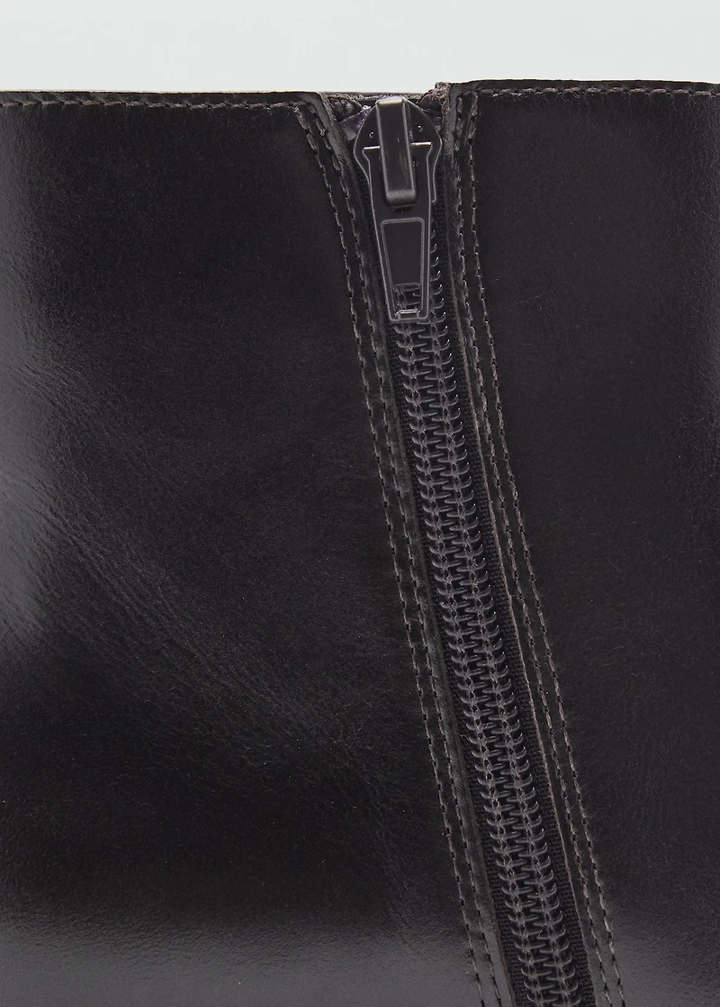 Leather boots with kitten heels