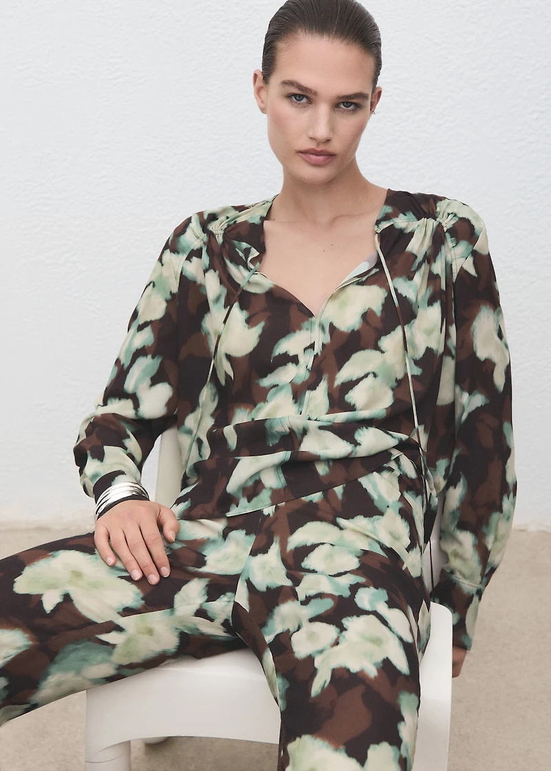 V-neck blouse with tie