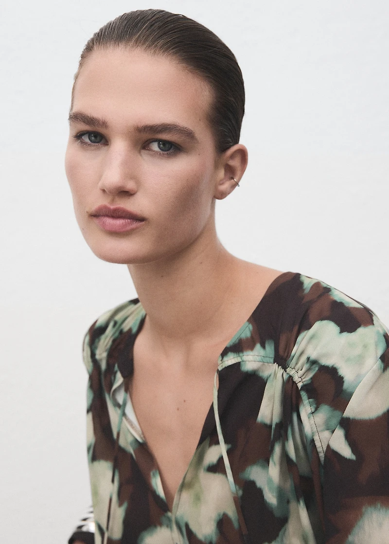 V-neck blouse with tie