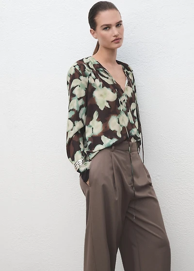 V-neck blouse with tie