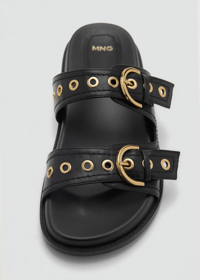 Strap sandals with buckle