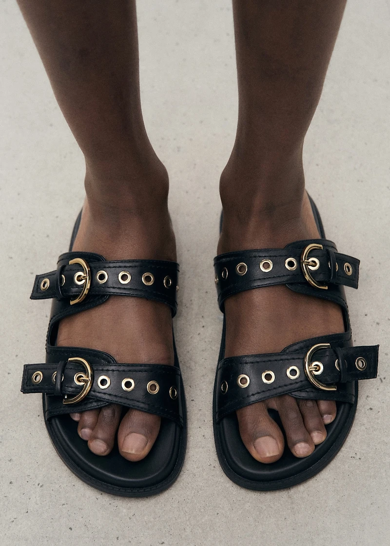 Strap sandals with buckle