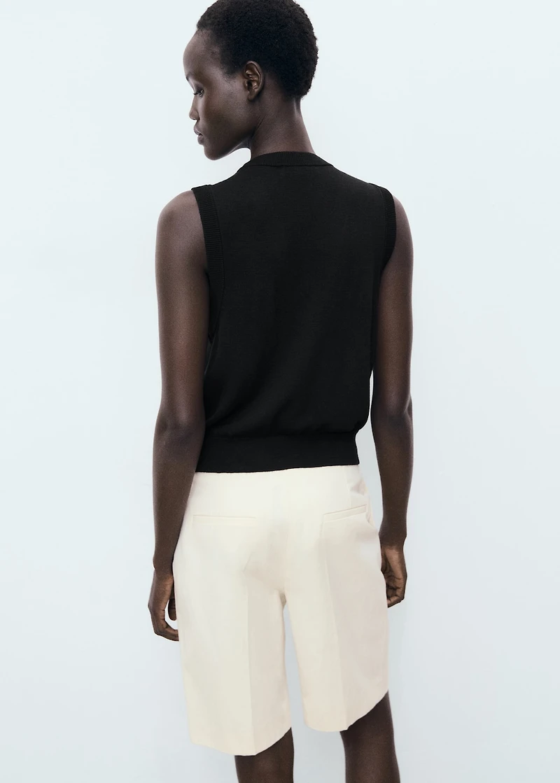 Fine-knit vest with buttons